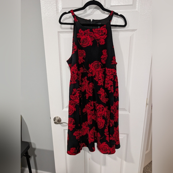 Torrid Black with Red Roses Sleeveless High-Neck Skater Dress in Size 18 - Picture 2 of 10